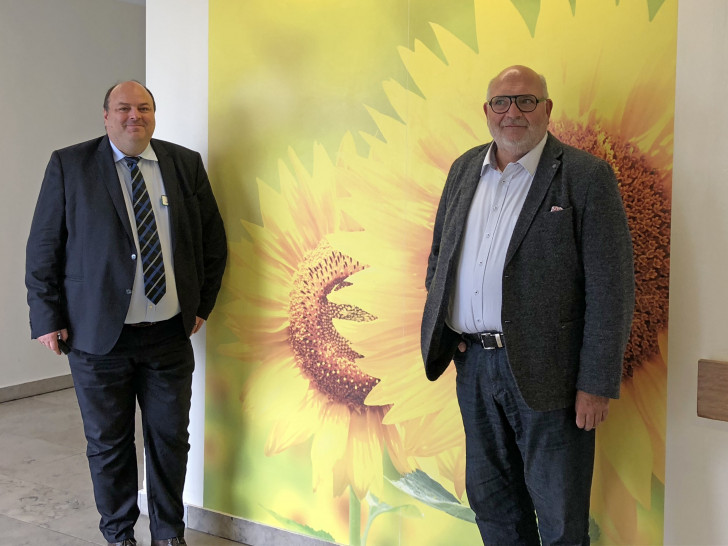 Kunst im Krankenhaus – Hans-Werner Kuska, Geschäftsführer Klinikum Peine (links) und Olaf Jaeschke, Galerist aus Braunschweig (rechts). Foto: AKH-GRUPPE 