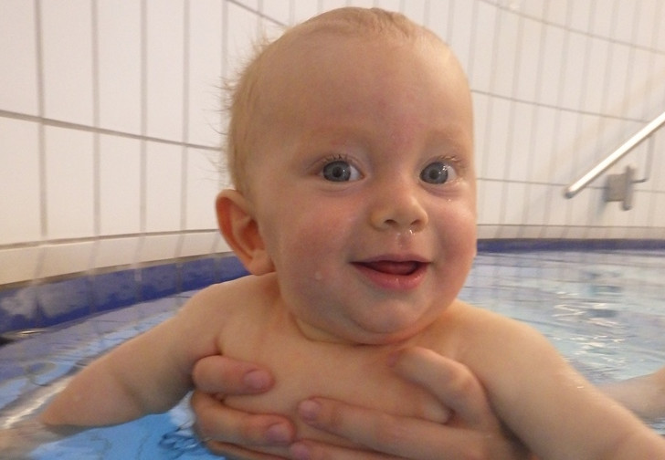 Der kleine Linus kommt regelmäßig ins ITZ, um im 32 Grad Celsius warmen Bewegungsbad zu schwimmen. Foto: ITZ