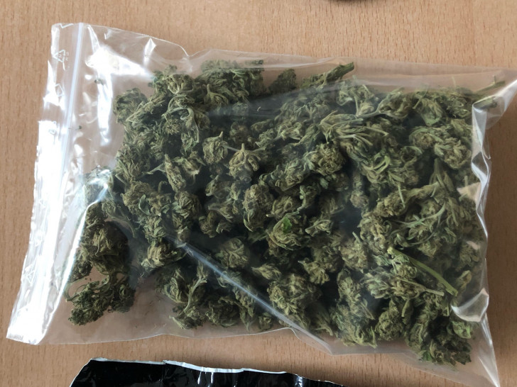 Bei der Wohnungsdurchsuchung gab der Mann freiwillig diverse Konsumutensilien sowie zirka 50 Gramm Marihuana an die Beamten heraus. Foto: Polizei