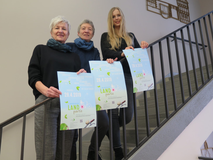 Stellten Logo und Plakate der 1. Braunschweiger Landpartie vor (v.l.): Landrätin Christiana Steinbrügge, Erica Neumann vom ADFC Wolfenbüttel sowie Alina Neumann vom Tourismusverband Nördliches Harzvorland. Foto: Landkreis Wolfenbüttel