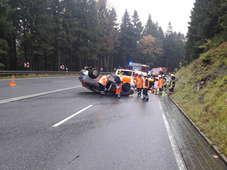 Das Fahrzeug hatte sich überschlagen und war auf dem Dach liegen geblieben. Foto: Feuerwehr Bad Harzburg