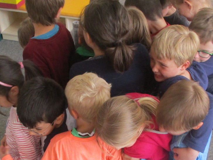 "Klein aber oho!": Die Kinder beim Haus der kleinen Forscher haben kleine Dinge untersucht und dabei den Begriff neu für sich geprägt. Foto: Stadt Wolfenbüttel