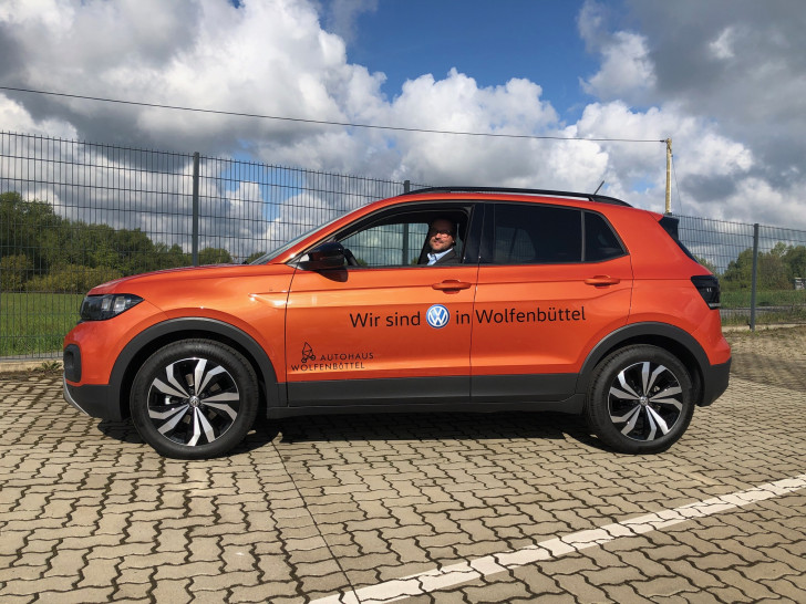 Die Seitenansicht des neuen T-Cross - hier in Energetic Orange - wird von zwei horizontalen Charakterlinien geprägt, die für einen maskulinen Auftritt sorgen. Text und Fotos: Marc Angerstein