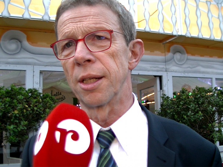 Oberbürgermeister Klaus Mohrs kündigt schnelle Hilfen auch für Vereine und andere gemeinnützige Organisationen an.
