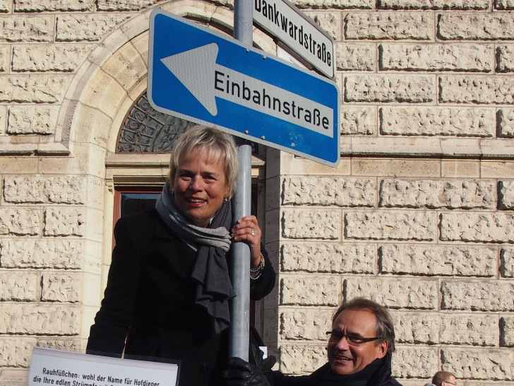 Karin Heidemann-Thien, und Oberbürgermeister Ulrich Markurth als Schirmherr des Projekts präsentierten die ersten beiden neuen Zusatzschilder zu Straßennamenschildern für den „Ruhfäutchenplatz“ und die „Georg-Eckert-Straße“. Foto: Bürgerstiftung Braunschweig