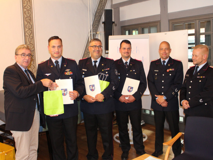 Bürgermeister Thomas Pink mit Lars Markwardt, Kurt Jakobi, Sven Dost, Marco Dickhut und Olaf Glaeske (v. li.). Foto: Alexander Dontscheff