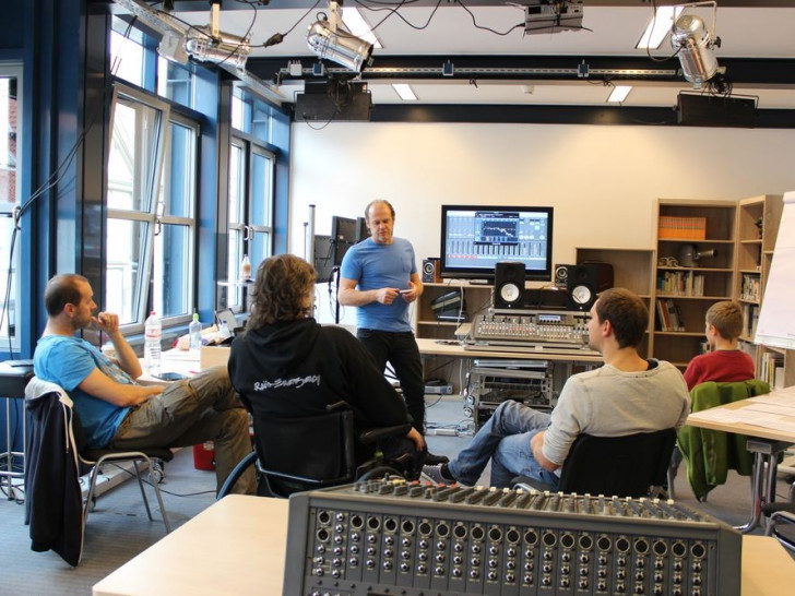 Der Workshop bietet nicht nur Instrumentalisten Raum etwas zu lernen. Auch Tontechnik wird angeboten. Foto: Rockbüro Wolfenbüttel