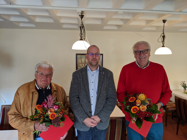 Sie sind seit fünf Jahrzehnten Genossen - hierfür wurden Hubert Schramm und Hans-Jürgen Schindler nun geehrt.  Foto: SPD Wittingen