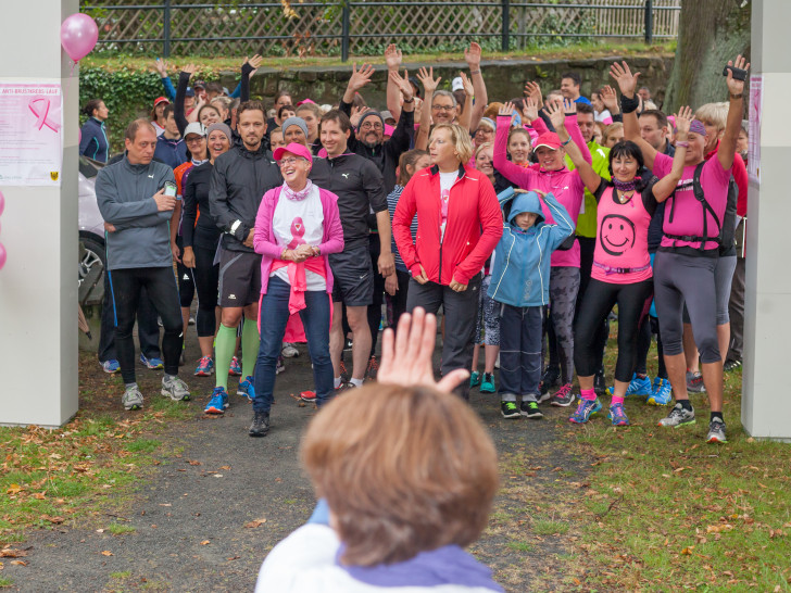 Gute Laune trotz Nieselregen: Rund 100 Teilnehmer kamen am Start zum 1. Anti-Brustkrebs-Lauf in Goslar zusammen. Foto: Alec Pein