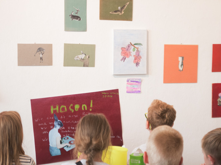 Einige Rühmer Grundschüler bekamen einen Blick in die Arbeit eines Künstlers. Foto: Jens Bartels