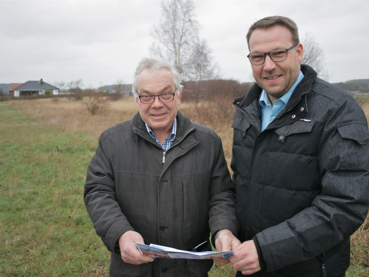 Bürgermeister Jörg Minkley (links) mit Samtgemeindebürgermeister Gero Janze (rechts) bei einem Vorort-Termin. Foto: Erik Beyen