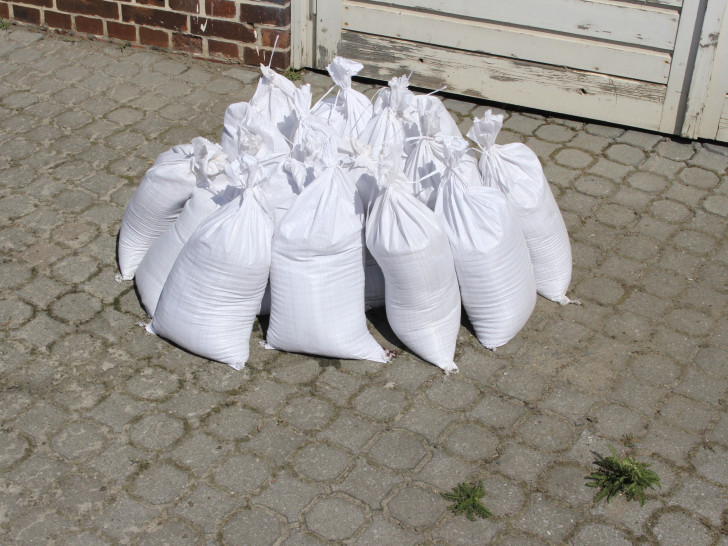 Sandsäcke sind ein probates Mittel bei Hochwasser. Symbolfoto: Jan Weber