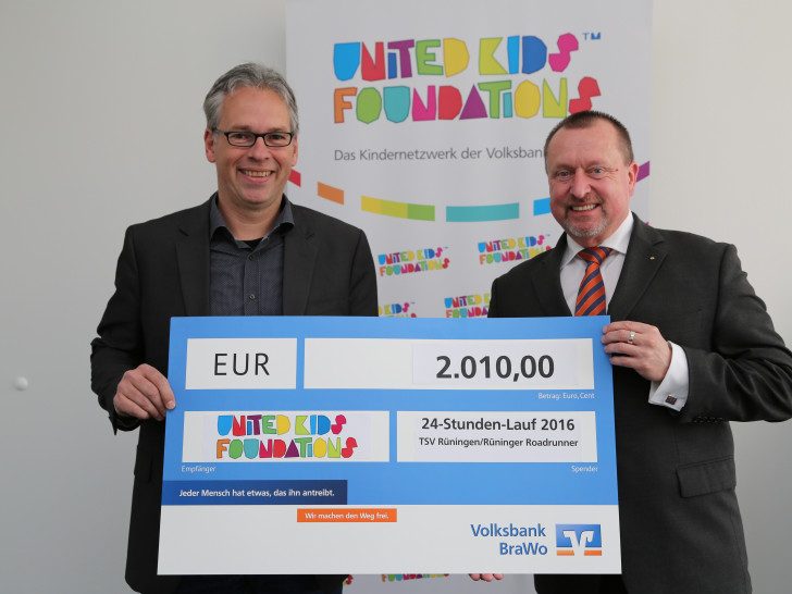 Klaus Ander, Vorsitzender vom TSV Rüningen, übergibt die 2.010 Euro-Spende für das Kindernetzwerk United Kids Foundations an Steffen Krollmann, Vorstandsvorsitzender der Volksbank BraWo Stiftung. Foto: Volksbank BraWo