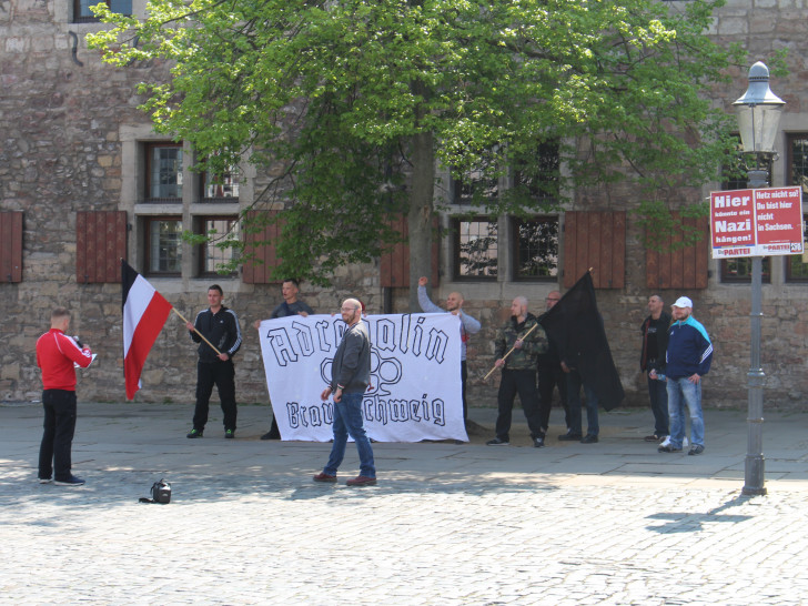 Im vergangenen Jahr demonstrierten einige Personen aus der rechten Szene auf dem Altstadtmarkt. Archivbild