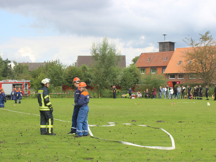 In Groß Flöthe wurde heute gleich zwei Feuerwehr-Geburtstage gefeiert. Fotos: Anke Donner