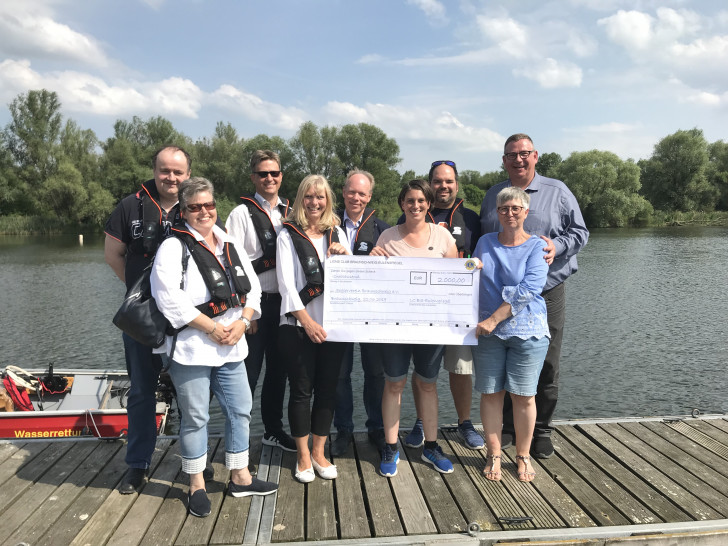 Von links: Dr. Uwe Schomäcker, Antje Schomäcker, Dr. Andreas Friedrich, Marion Steinmeier und Dr. Oliver Steinmeier vom Lions Club Braunschweig Eulenspiegel, Yvonne Reichardt vom Segel-Verein Braunschweig, Oliver Schrader ebenfalls vom Lions Club, Beate Oertel, Leitung Begleitender Dienst Mehrwerk gGmbH und Andreas Frintrup, erster Vorsitzender des Segel-Vereins. Foto: Evangelische Stiftung Neuerkerode