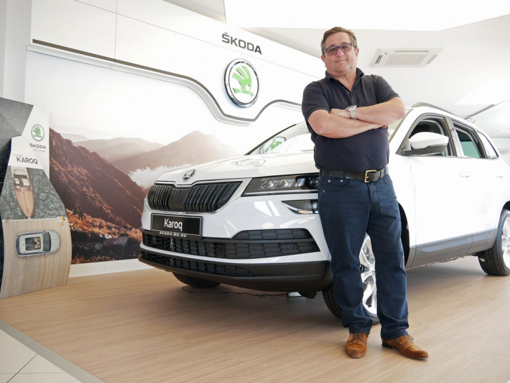 Geschäftsführer Volker Hamm vom Fahrzeughaus Beyerlein präsentiert den aktuellen Skoda Boliden "Karoq". Fotos: Alexander Panknin