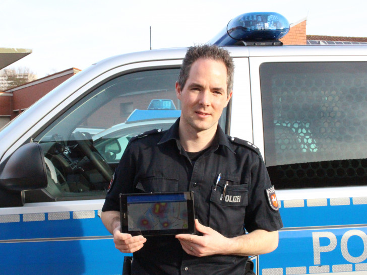 Oberkommissar Daniel Arth mit einem der Tablets, auf denen PreMap von den Kollegen auf Streife aufgerufen werden kann. Foto: Antonia Henker