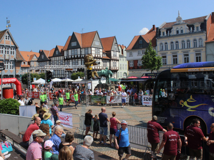 Bereits zum 14. Mal wurde auf dem Wolfenbütteler Stadtmarkt wieder um die Wette gezogen. Das Bus-Pulling lockte auch an diesem Sonntag wieder zahlreiche Besucher an. Fotos: Anke Donner 
