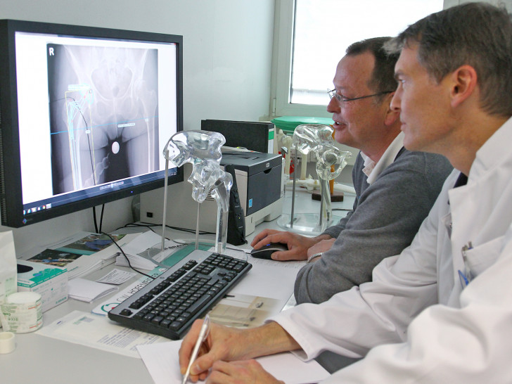 Dr. Thomas Hockertz und Dr. Lars Hollmann bei der Prothesen-Planung. Foto: Städtisches Klinikum