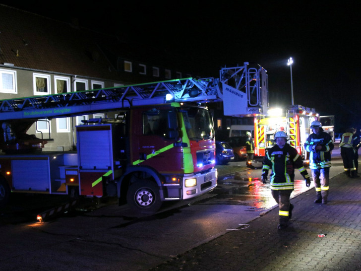Einsatzkräfte mussten in der Nacht von Freitag auf Samstag zu einem Brand in der Fuhsestraße ausrücken. Foto: Rudolf Karliczek