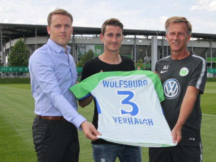 Drei und die 3: Manager Olaf Rebbe, Paul Verhaegh und Trainer Andries Jonker. Foto: Frank Vollmer