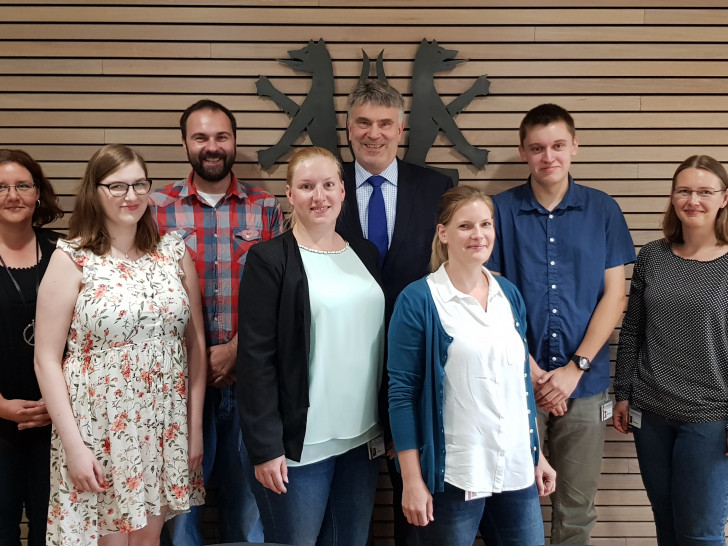 Laura Hübner, Sarah Tomalik und Juliane Schell; hinten v.l. Pamela Gelbke (Ausbildungsbeauftragte), Benjamin Dietrich, Erster Kreisrat Henning Heiß, Sven Braukmann und Nicole Papenberg (Ausbildungssachbearbeiterin). Foto: Landkreis Peine