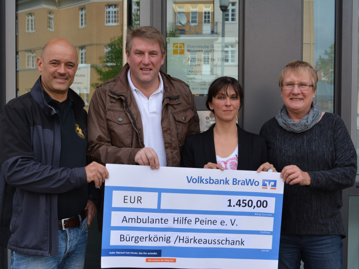 Von links: Härkeausschank-Geschäftsführer Marc Hesselink, Bürgerkönig Arnd Laskowski und die Sozialpädagoginnen Jenny Thiele und Bärbel Schuster von der Ambulanten Hilfe bei der Scheckübergabe. Foto: Ev.-luth. Kirchenkreis Peine