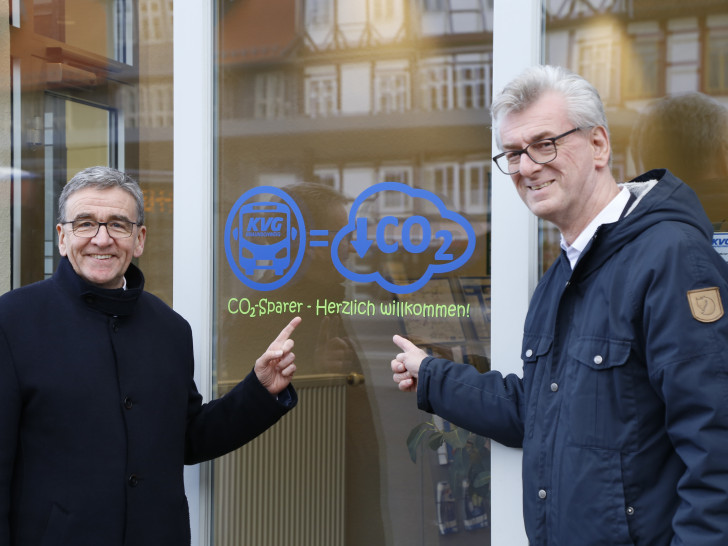 Thomas Pink (Bürgermeister der Stadt Wolfenbüttel) und Klaus Stuhlmann (KVG-Prokurist) machen vor der Mobilitätszentrale Wolfenbüttel auf die ÖPNV-Klimaschutzkampagne der KVG aufmerksam. Foto: Stadt Wolfenbüttel.
