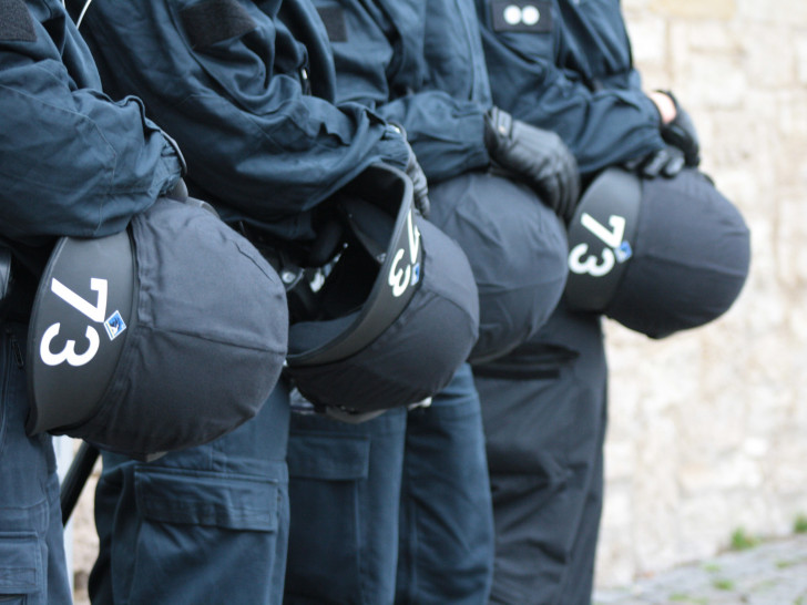 Ist der Griff von Polizisten zur Pistole gerechtfertigt? Symbolbild. Foto: Werner Heise