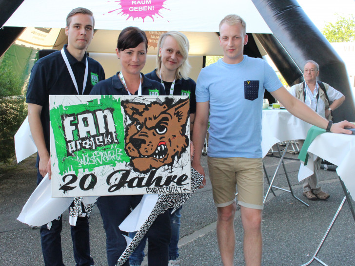 Die "Macher" des Fanprojekts Wolfsburg (v.l.) Janik Fuge, Anke Thies und Antje Biniek bekamen von den Fans ein tolles Geschenk zum 20-Jährigen. Fotos: Eva Sorembik