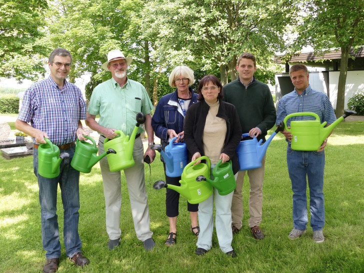 Der CDU-Ortsverband Cremlingen spendet neue Gießkannen für den Friedhof: Jörg Weber, Volker Brandt, Elke Sprötge, Julia Brandes, Konrad Segger und Mark Poßekel (v. li.). Foto: privat