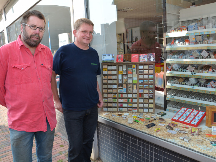 Eine Zeitreise in die jüngere Wolfenbütteler Vergangenheit vermittelt derzeit ein Schaufenster der Firma Seichter (Neue Straße 33/34). Dort stellt der bekannte Streichholz-Bildner Michael Bild aus. Foto: privat