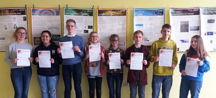 Die Teilnehmer mit ihren Zertifikaten. Foto: Anna-Sophianeum