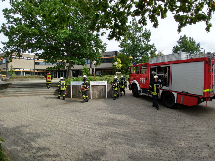 Die Rauchentwicklung an der Henriette-Breymann Gesamtschule wurde durch einen elektrischen Defekt verursacht - zu einem Feuer kam es nicht. Foto: Werner Heise
