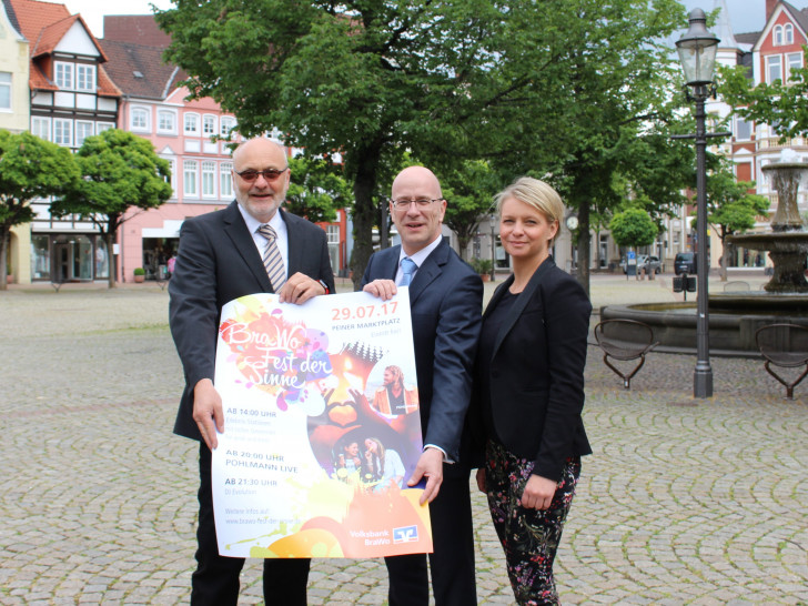Thomas Severin, Stefan Honrath und Monika Schmidt stellen das Plakat für das Fest an der Stelle vor, an der das Fest stattfinden wird. Foto: Frederick Becker