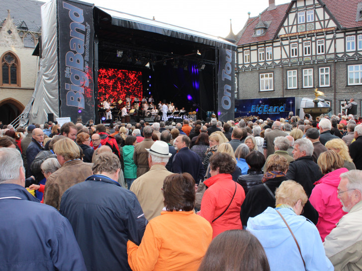Insgesamt 9.000 erspielte die Big Band der Bundeswehr beim Benefizkonzert auf dem Marktplatz. Foto: Anke Donner 