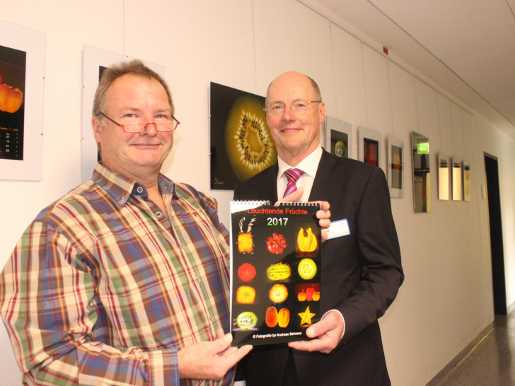 Andreas Behrens und Klaus Salge präsentieren die neue Ausstellung im Klinikum "Leuchtende Früchte". Foto: Anke Donner 