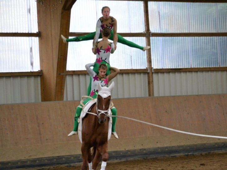 Jana Böhnig und Linn Anders bei einer Kürübung des Junior-Teams. Foto: Privat