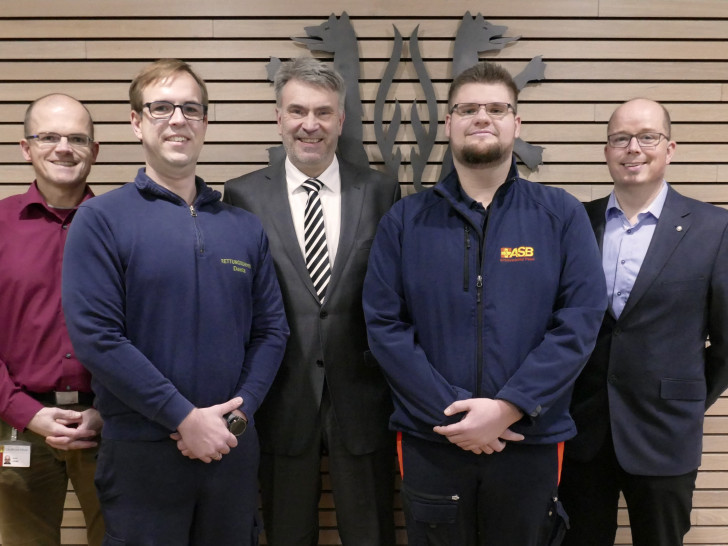 Bernd Linde und Philipp Schrader (beide Organisatorische Leiter Rettungsdienst), Erster Kreisrat Henning Heiß, Maximilian Kairat (Organisatorischer Leiter Rettungsdienst) und Hendrik Voges (Ärztlicher Leiter Rettungsdienst). Foto: Landkreis Peine