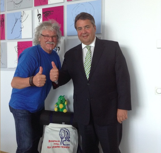 "Daumen raus für starke Kids" - Manfred Kramer zieht wieder los. Hier: Manfred Kramer und Sigmar Gabriel Foto: Privat