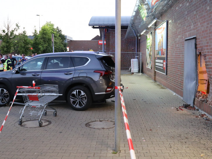 Das Fahrzeug der 37-Jährigen hatte die Wand des REWE-Markts teilweise zum Einstürzen gebracht. Foto: Rudolf Karliczek