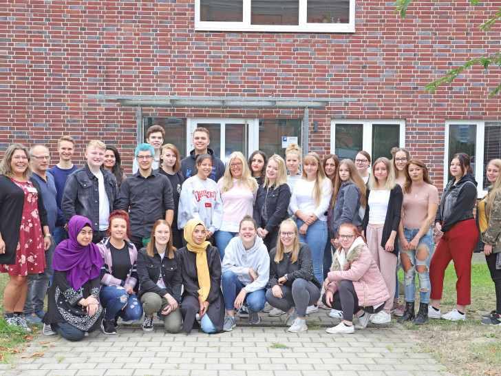 Die 28 neuen Pflegeschüler im Klinikum Wolfenbüttel. Foto: Städtisches Klinikum