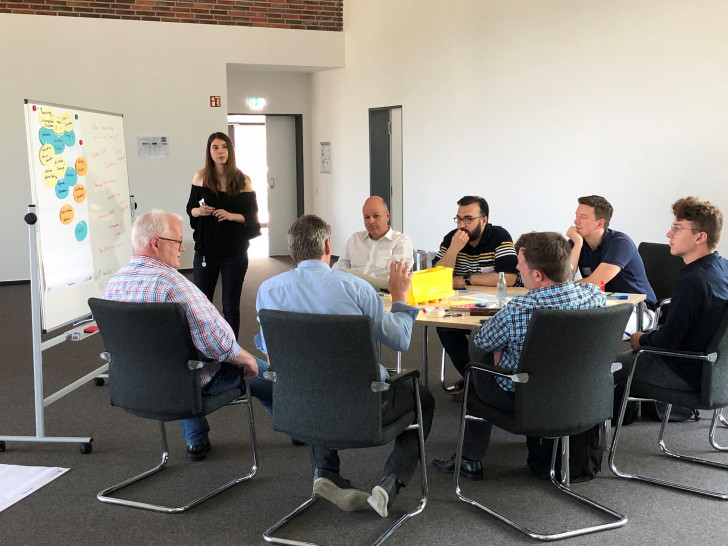 Von links: Karina Rehfeldt (TUC), Ulrich Mahner (NST), Hakan Altiyaprak (Stadt Goslar) und Timon Schulze Buschhoff (Student von Enactus) bildeten mit anderen IT-Leitern eine Gruppe beim Digitalisierungsworkshop. Foto: Diana Zucker
