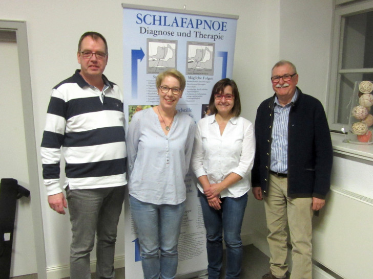 Dr. Christoph Gronau, Petra Stute, Anke Stute und Heinrich F. Biller (v. li.). Foto:  Selbsthilfegruppe Schlafapnoe Wolfenbüttel