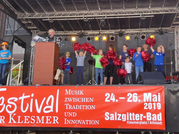 Auf der Bühne des Klesmer-Festivals wurden diverse Sachen versteigert. Foto: privat