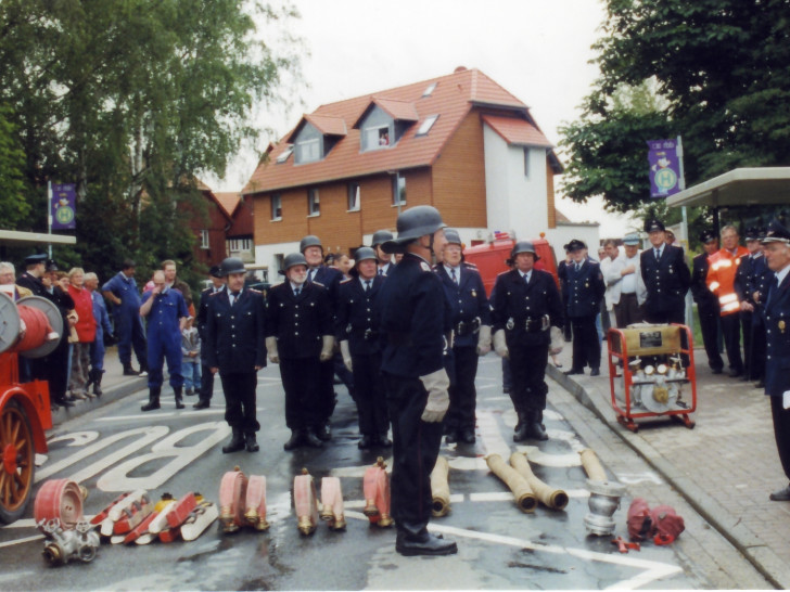 Tag der offenen Tür bei der Feuerwehr Hötzum: Die Fischer Spritze „Retterin“ im Einsatz 2006 Foto: Heinz Kümmel