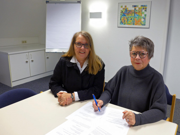Elke Ferfers, Leiterin des Fachdienstes Bildung (links), und Maria Gröschler, Vorsitzende der Bibliotheksgesellschaft Salzgitter e.V., freuen sich auf die neuen gemeinsamen Projekte. Foto: Stadt Salzgitter 