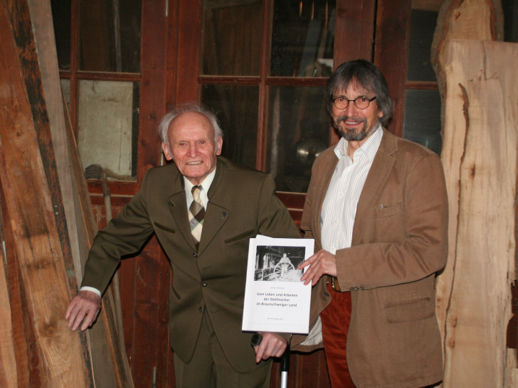 Stellmacher Walter Minderlein und Dr. Diethelm Krause-Hotopp mit dem von Günter Wiemann verfassten Werk über Stellmacher. Foto: privat