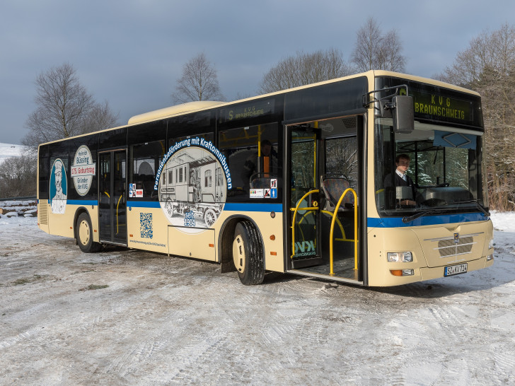 Zum 175. Geburtstag von Heinrich Büssing, Erfinder, Buspionier und Unternehmensgründer der KVG, ist im Verkehrsverbund Region Braunschweig auf den KVG-Linien ein "Retrobus" unterwegs. Foto: KVG Braunschweig